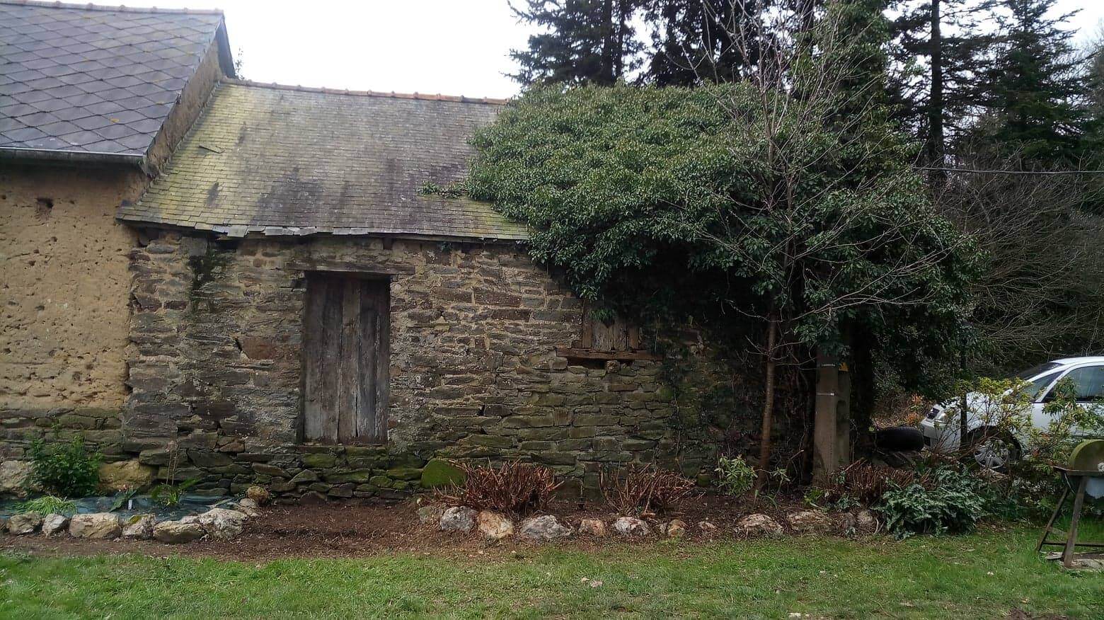 désherbage d'un massif et plantation